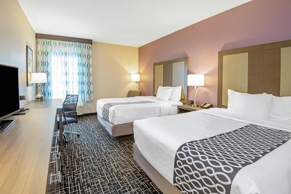 Queen Room with Two Queen Beds - Non-Smoking interior